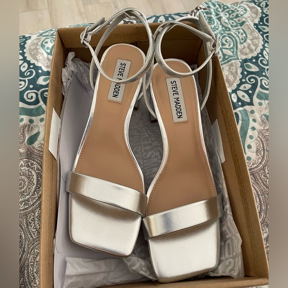 Steve Madden silver luxe heel - Picture 1 of 7